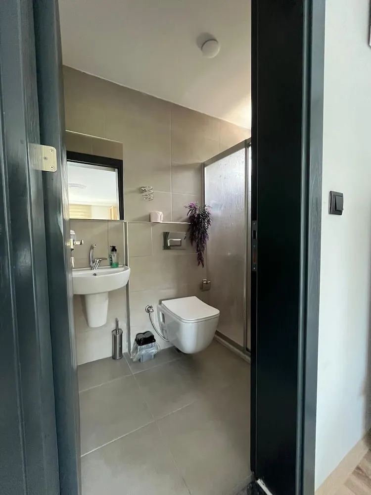 Üç Kişilik Oda, Deniz Manzaralı