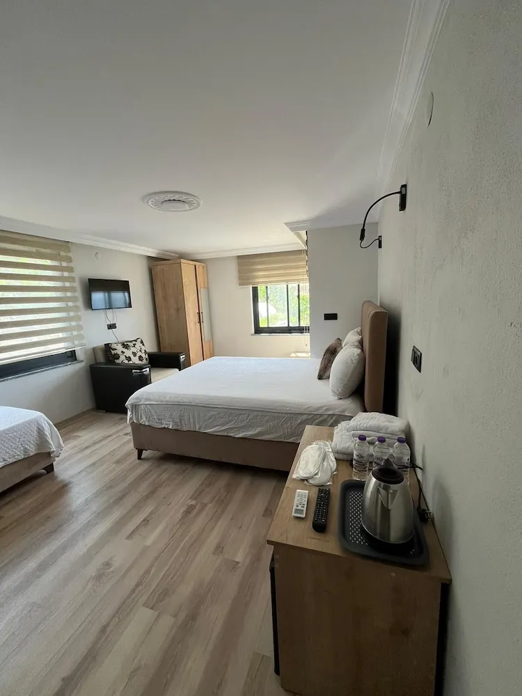 Üç Kişilik Oda, Deniz Manzaralı