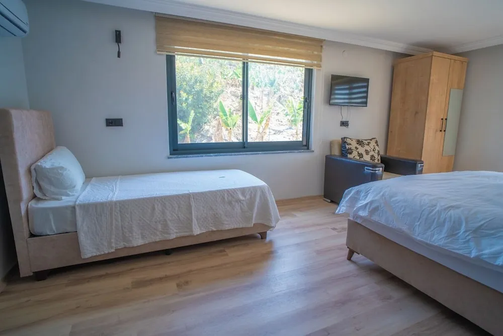 Üç Kişilik Oda, Deniz Manzaralı