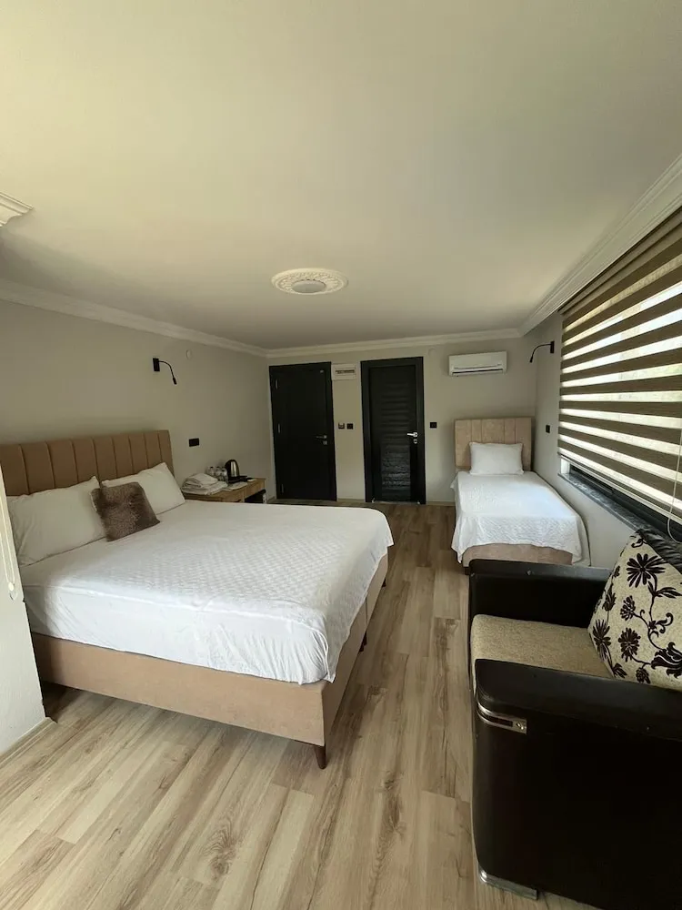 Üç Kişilik Oda, Deniz Manzaralı