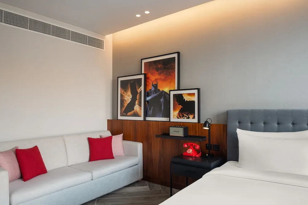 Artist Room, 1 King Bed, Pool View (Theme Park Access)