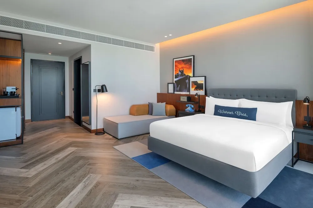 Artist Room, 1 King Bed, Pool View (Theme Park Access)
