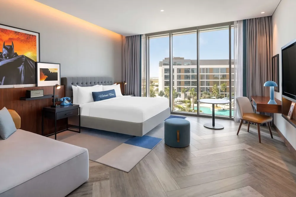 Artist Room, 1 King Bed, Pool View (Theme Park Access)
