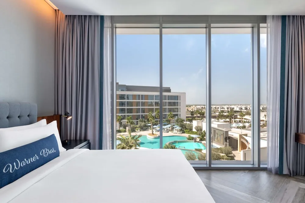 Artist Room, 1 King Bed, Pool View (Theme Park Access)