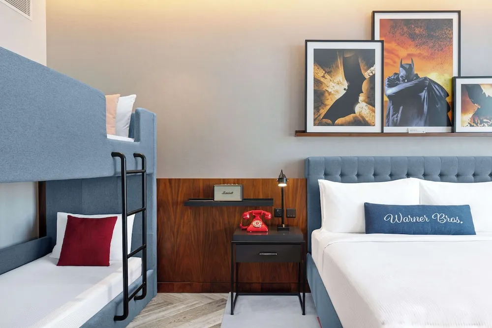 King Artist Room With Kids Bunk Bed (Theme Park Access)