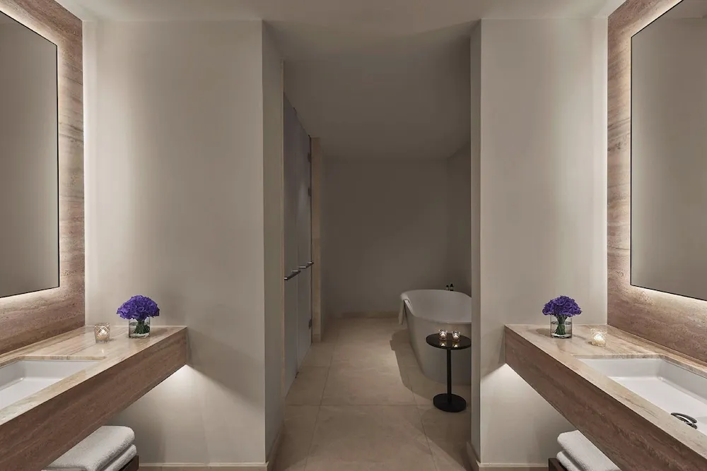 Loft Suite, 1 King, Balcony