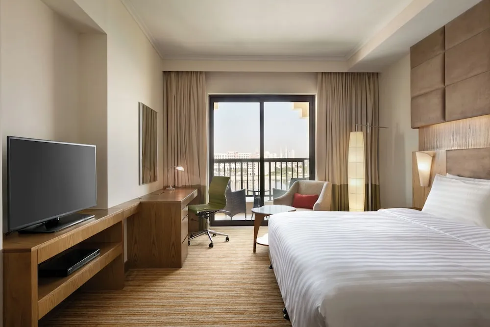 Deluxe Suite King with Lounge Access