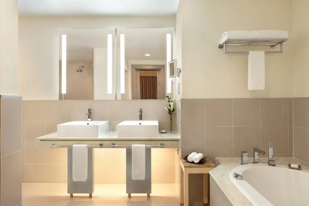 Deluxe Suite King with Lounge Access