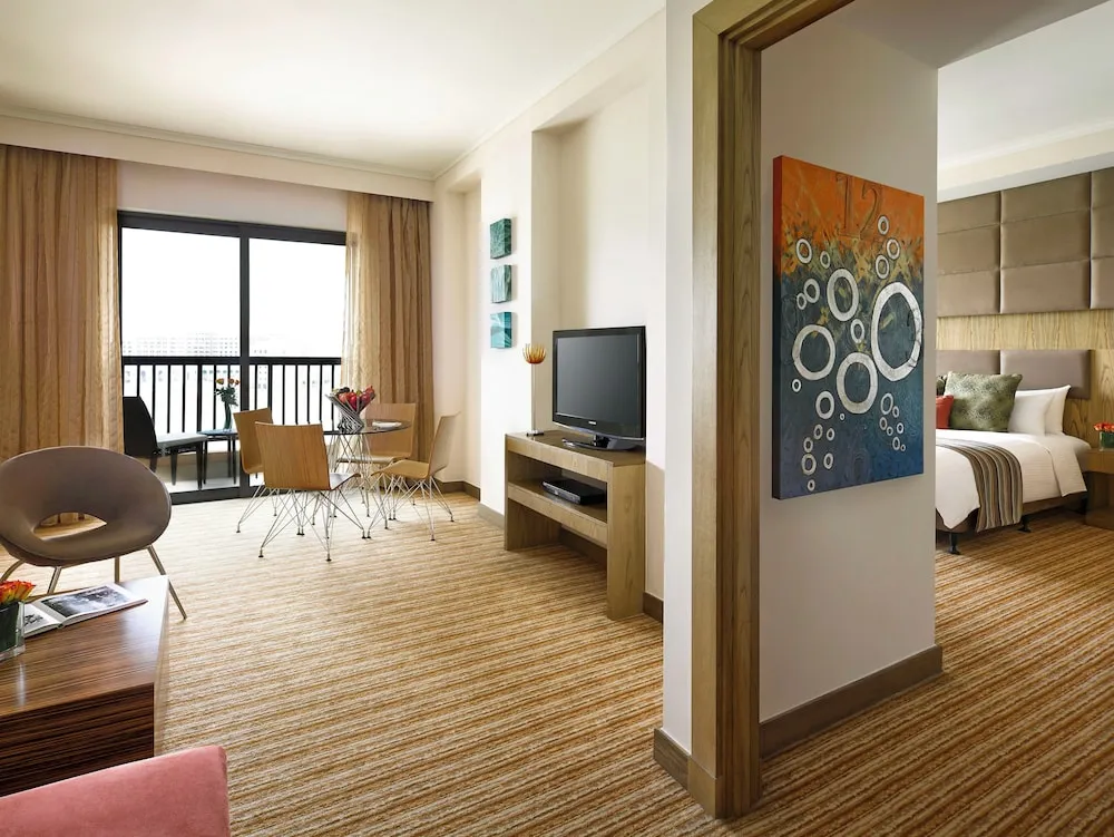 Deluxe Suite King with Lounge Access