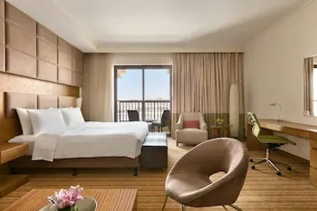 Traders Hotel, Qaryat Al Beri