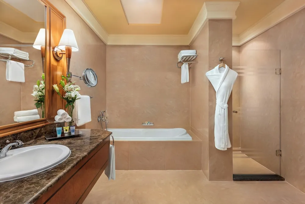 Executive Suite - Free daily shuttle bus to Yas attractions, Yas Mall and Grand Mosque