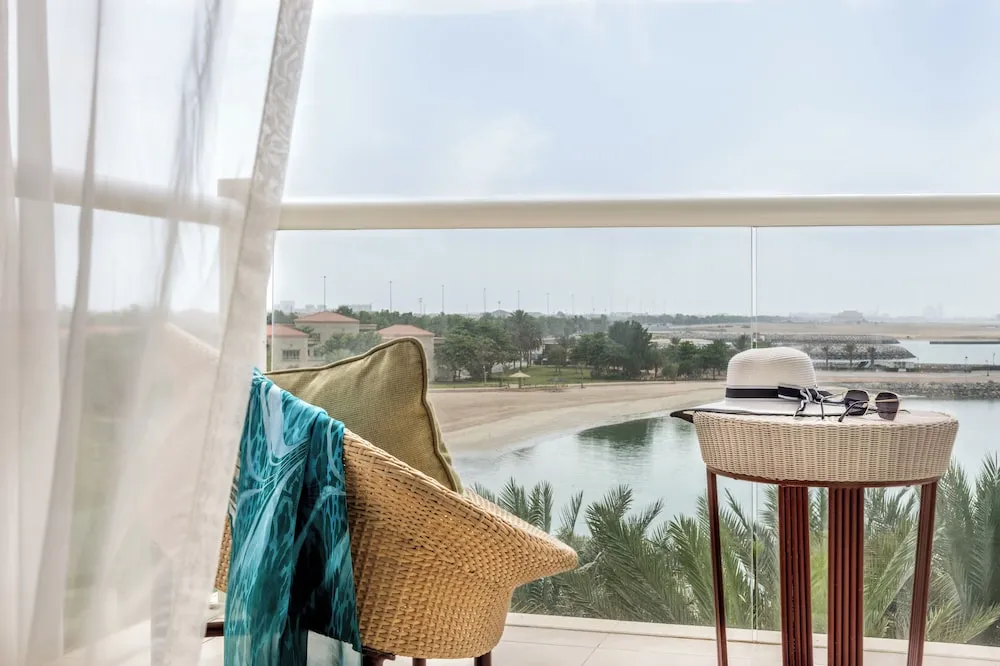 Gulf Junior Suite - Free daily shuttle bus to Yas attractions, Yas Mall and Grand Mosque