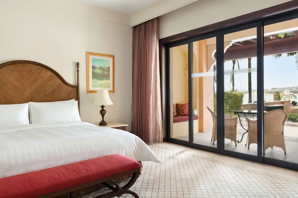 Garden Suite King Bed with Lounge Access and Free Breakfast
