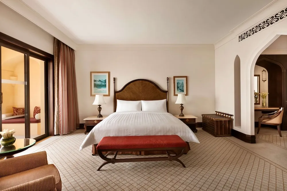 Executive Suite King Bed with Lounge Access and Free Breakfast