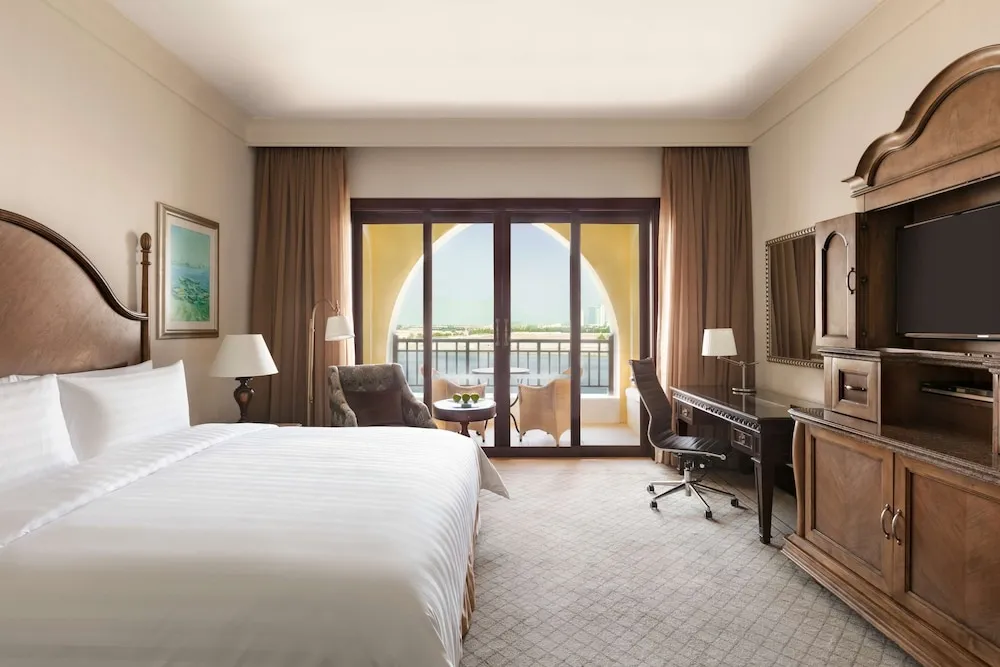 Horizon Club Deluxe King with Lounge Access and Free Breakfast