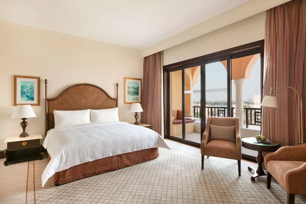 Horizon Club Premier King Bed with Lounge Access and Free Breakfast