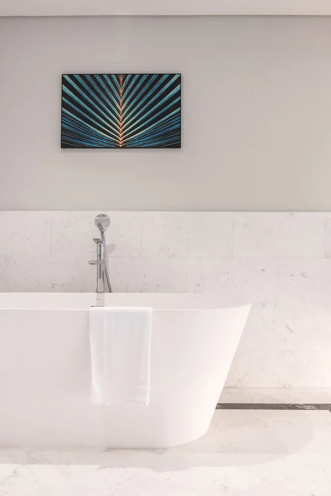 Deluxe 1BR Suite with Sea View