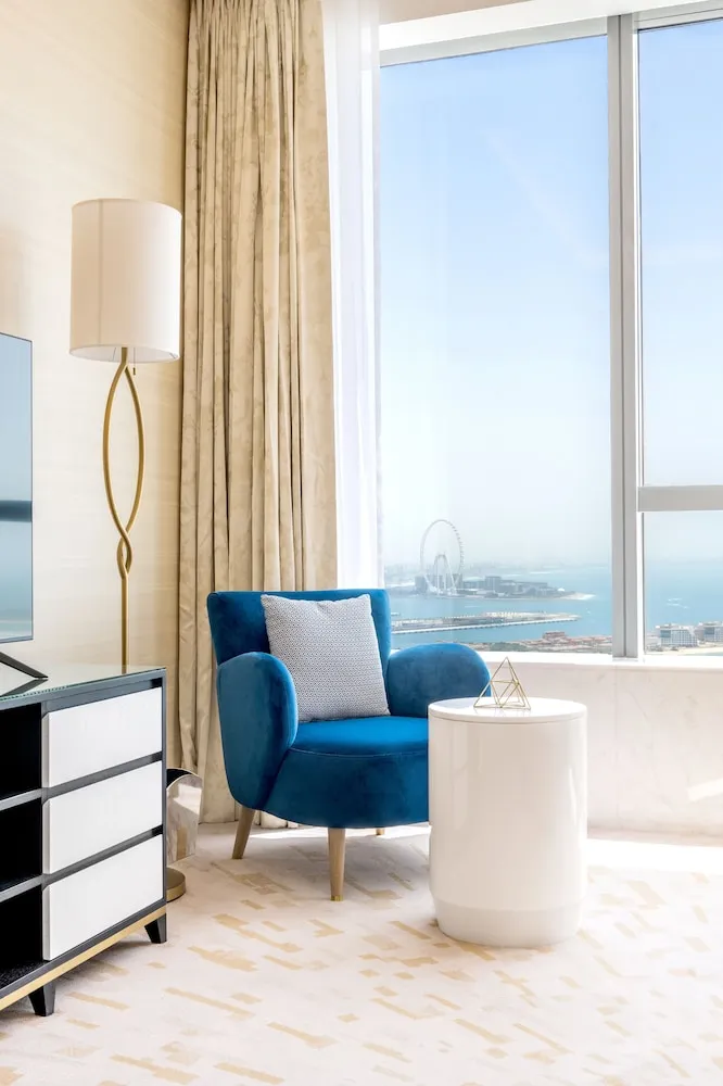 Deluxe 1BR Suite with Sea View