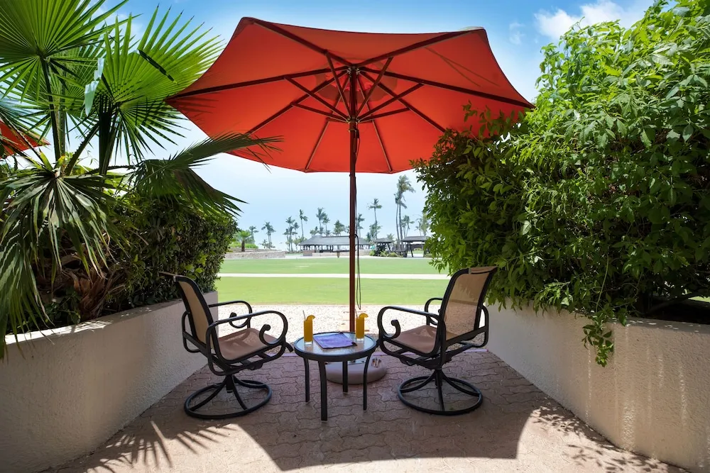 Cabana Room with Pool, Beach, Splash Park Access & Free Shuttle to Shopping Malls