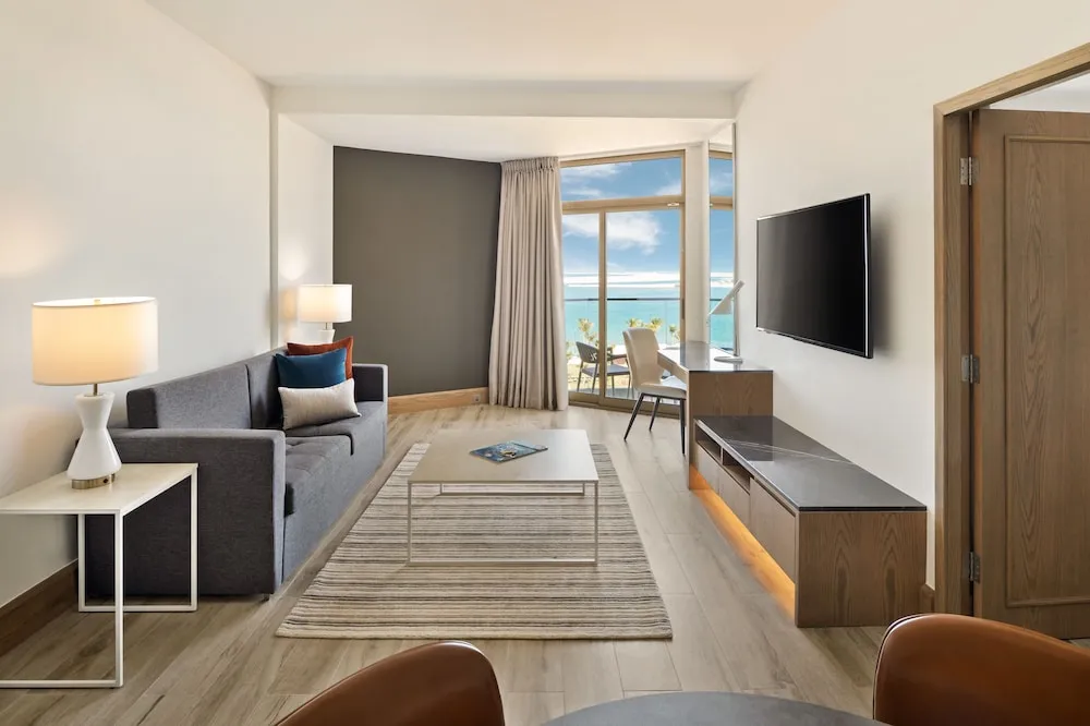 Sea View One Bedroom Suite with Free Breakfast and Peacock Lounge Access with Free Shuttle to Malls