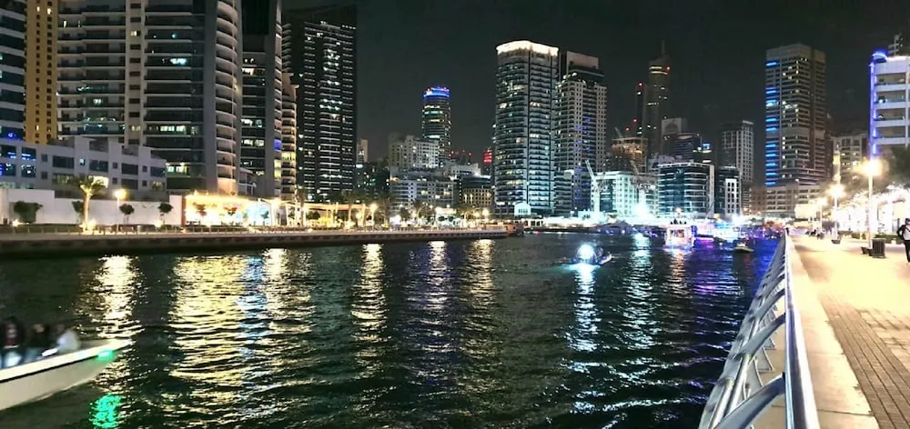 Konaklama yerinin ön cephesi - akşam/gece