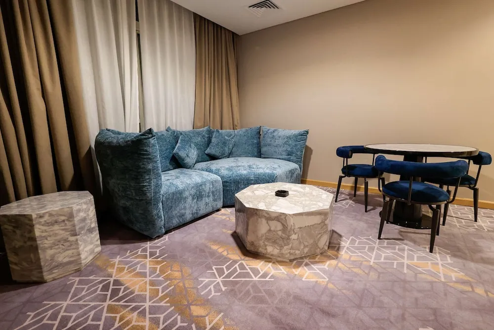 Süit, 1 En Büyük (King) Boy Yatak, Sigara İçilebilir (with Sofabed)