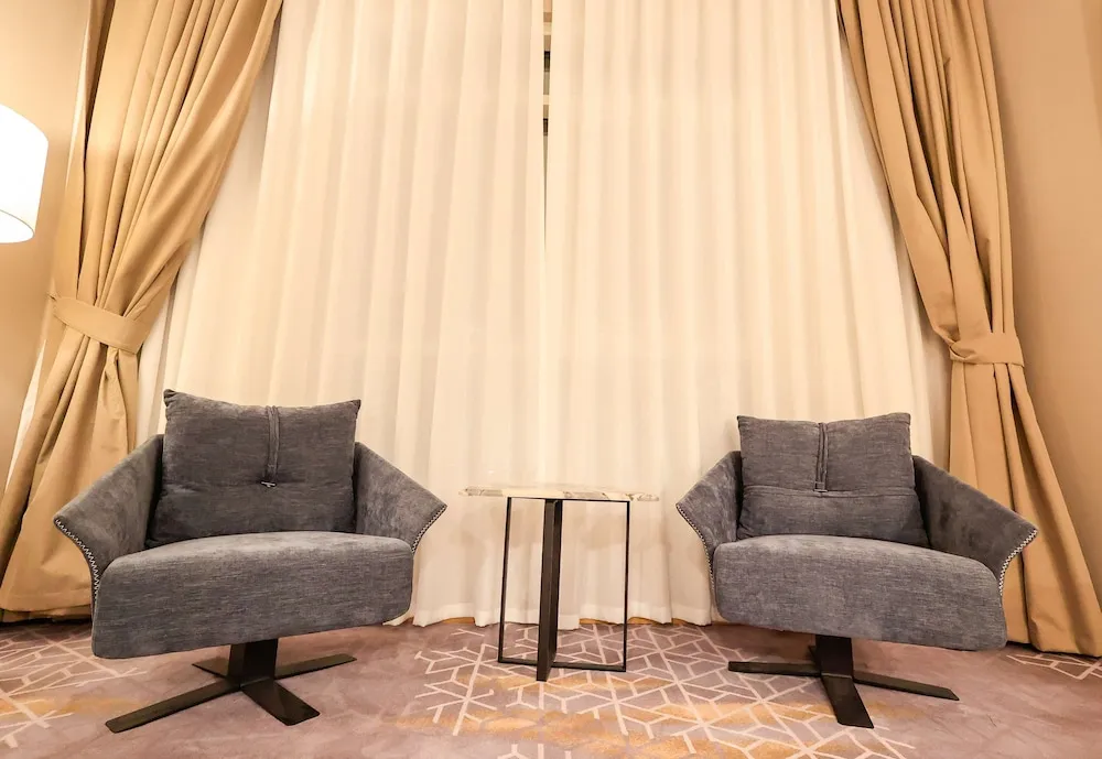 Süit, 1 En Büyük (King) Boy Yatak, Sigara İçilebilir (with Sofabed)