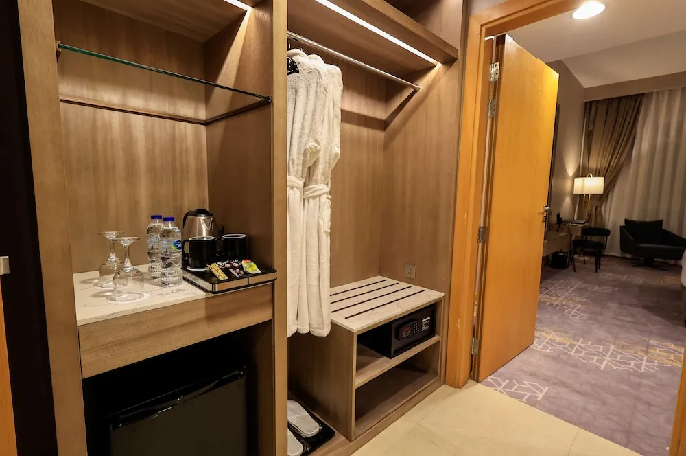 Süit, 1 En Büyük (King) Boy Yatak, Sigara İçilebilir (with Sofabed)