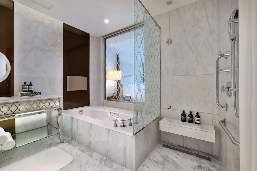 KING ACCESSIBLE SUPERIOR ROOM
