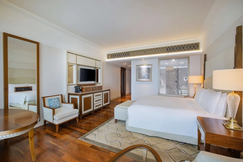 KING ACCESSIBLE SUPERIOR ROOM