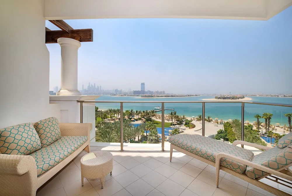 Deluxe King Suite with Sea View