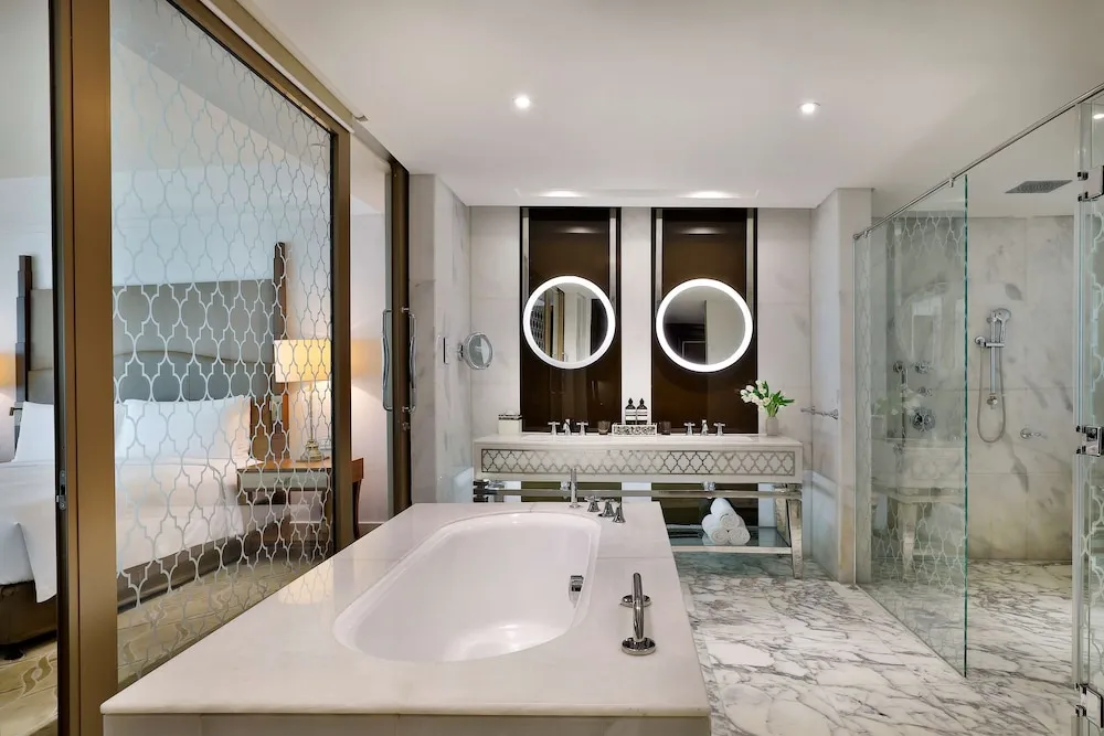 Deluxe King Suite with Sea View
