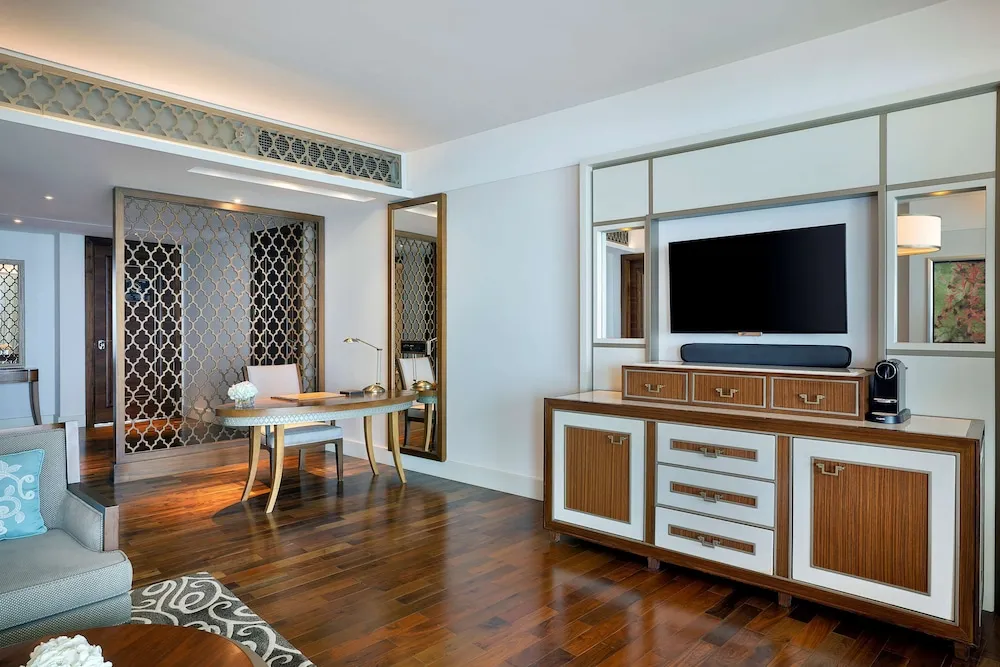 Club King Suite with Sea View