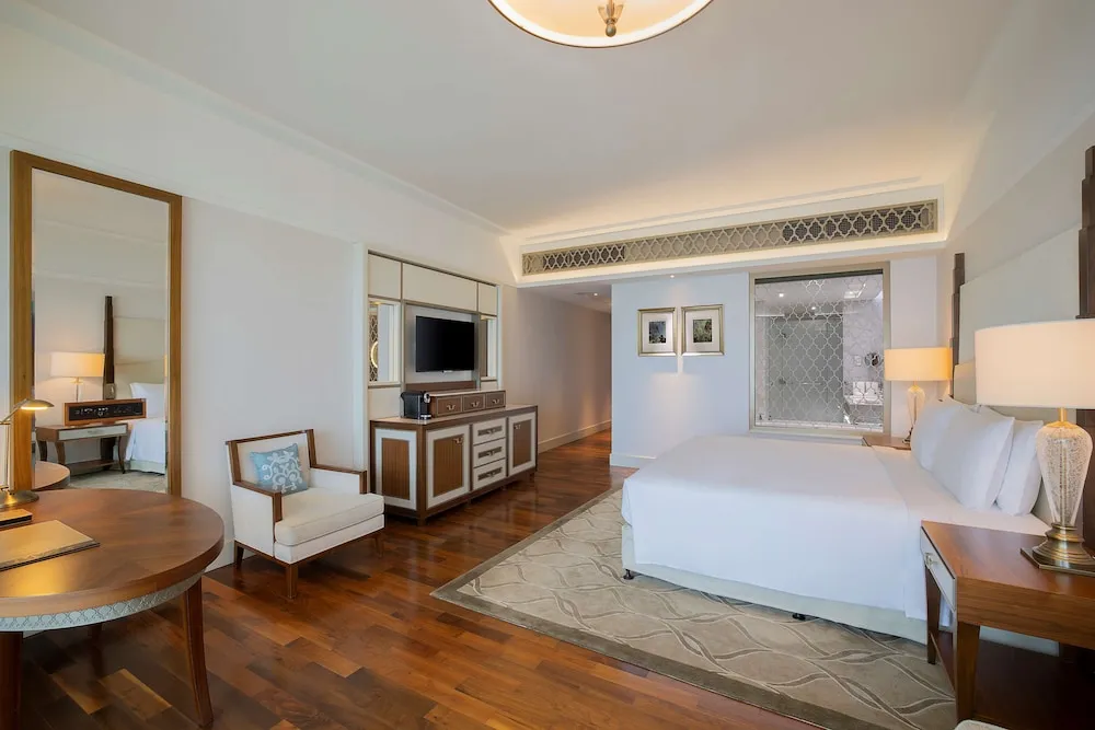 Club King Suite with Sea View