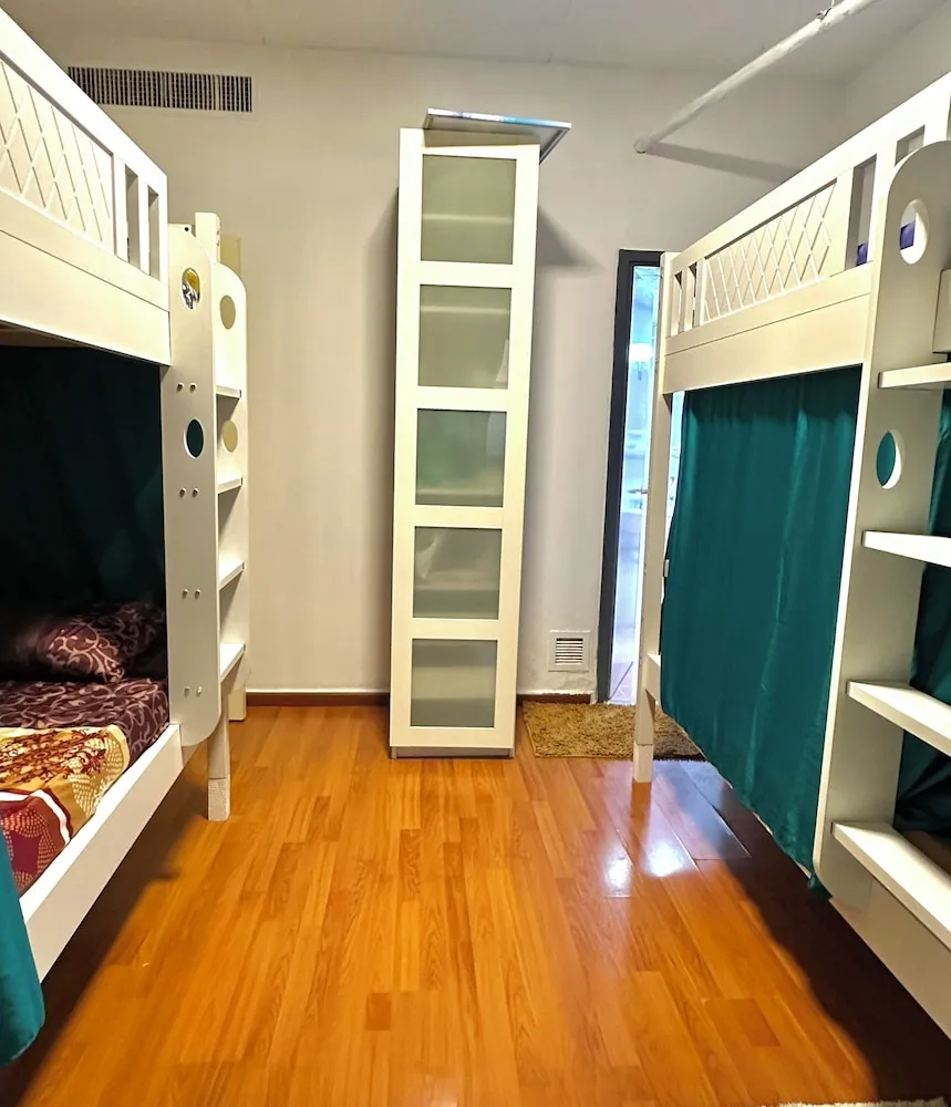 Standard Ortak Ranzalı Oda, Sadece kadınlar için, Kısmi Deniz Manzaralı