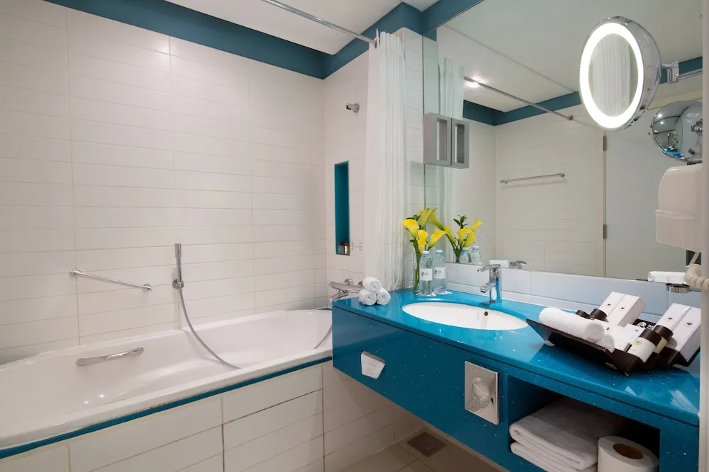 Junior suite at Concourse B near gate B14 or B22