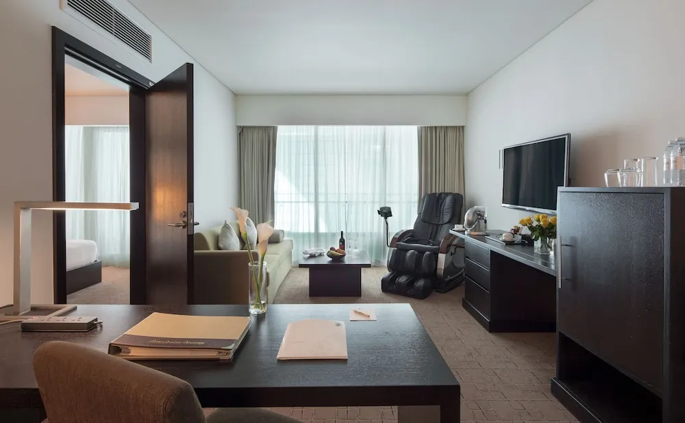 Junior suite at Concourse A near gate A1 or A24