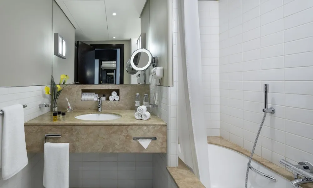 Junior suite at Concourse A near gate A1 or A24