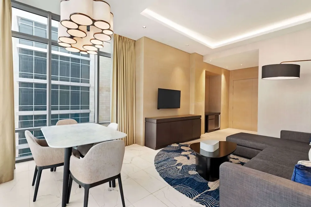 One Bed Room Family Suite City View and Club Lounge Access