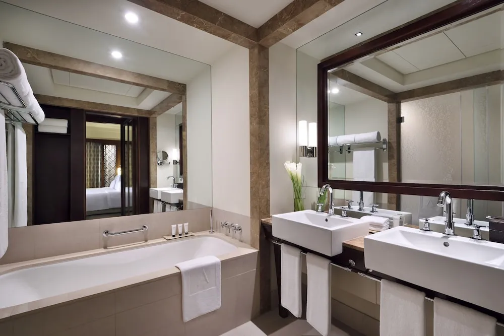 Diplomatic Suite, Lake View
