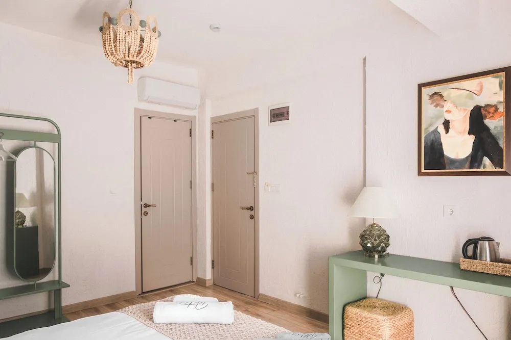 Deluxe Tek Büyük Yataklı Oda, Balkon, Avlu Manzaralı