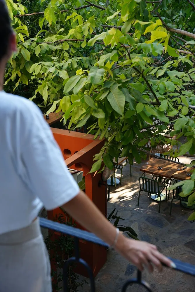 Deluxe Tek Büyük Yataklı Oda, Balkon, Avlu Manzaralı
