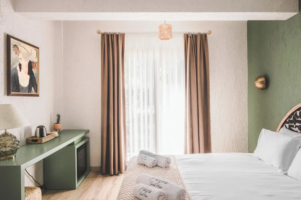Deluxe Tek Büyük Yataklı Oda, Balkon, Avlu Manzaralı