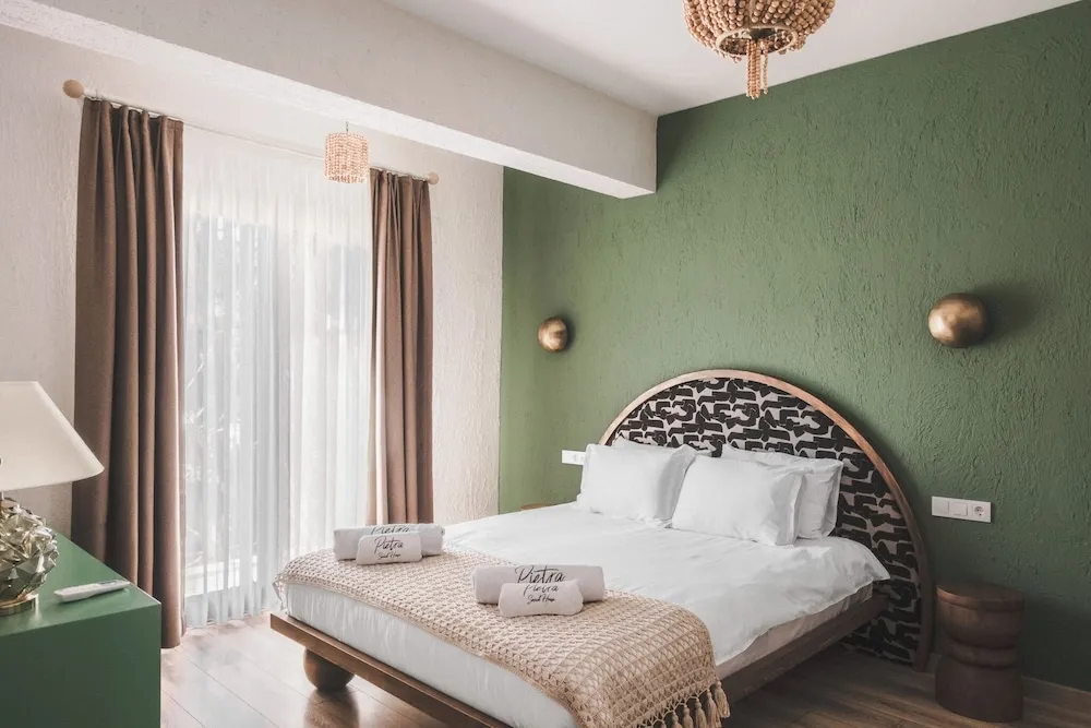 Deluxe Tek Büyük Yataklı Oda, Balkon, Avlu Manzaralı