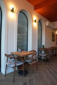 Pietra Social House