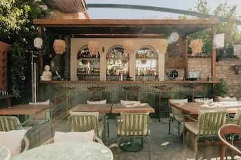 Pietra Social House