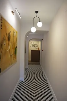 Pietra Social House