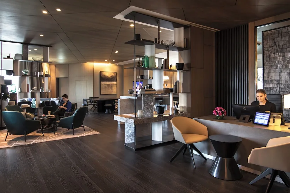 Oda, 2 Tek Kişilik Yatak, Club Dinlenme Salonu Girişi