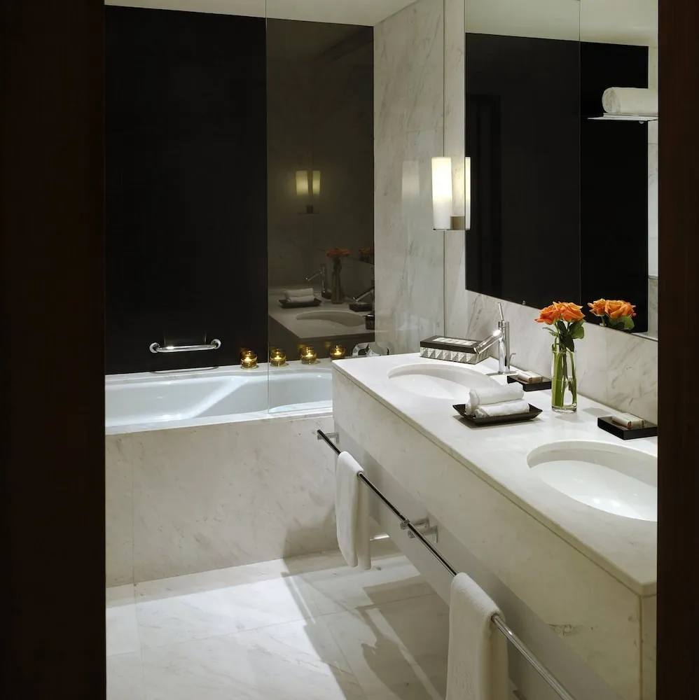 Deluxe 1BR Suite