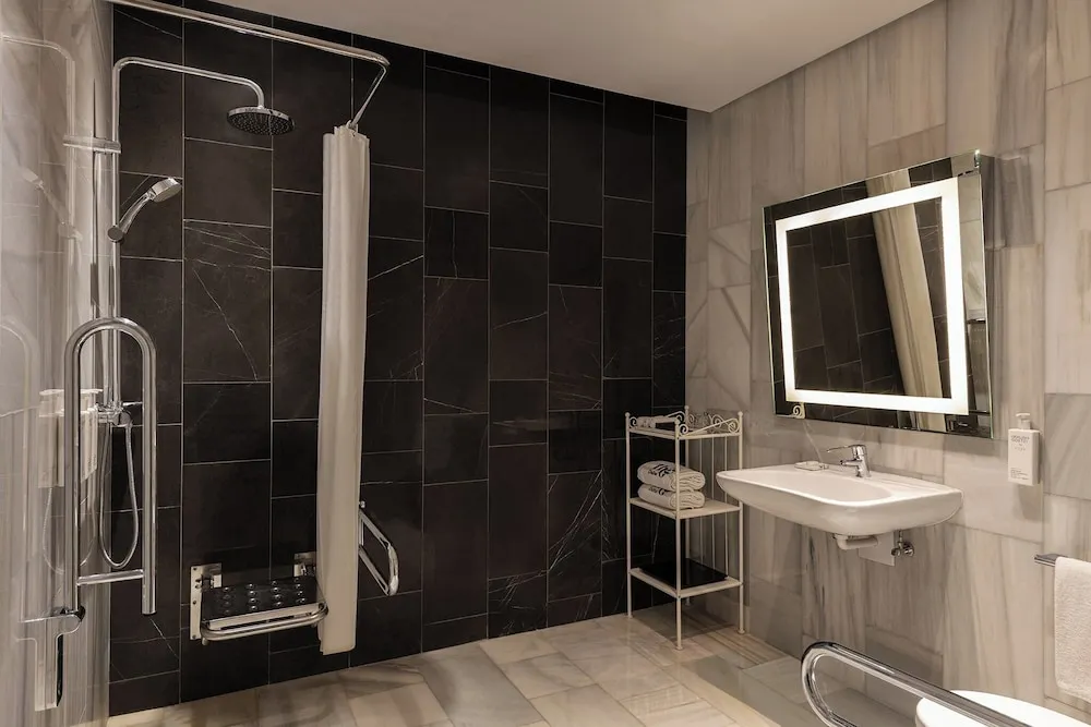 Süit, 1 Yatak Odası, Engellilere Uygun, Balkon (Dining, Kitchen)